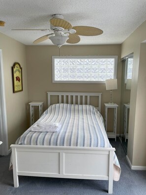 9 bedrooms, iron/ironing board, free WiFi, bed sheets - Ocean Paradise (Virginia Beach)