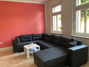 Smart TV, books - 2-room apartment near Berlin, 72 sqm (Velten)