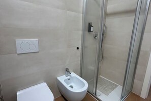 Douche, sèche-cheveux, bidet, savon