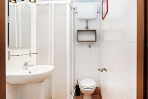 Regadera, secadora de cabello, toallas