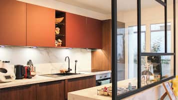 Refrigerador, horno, lavavajillas y cafetera y tetera