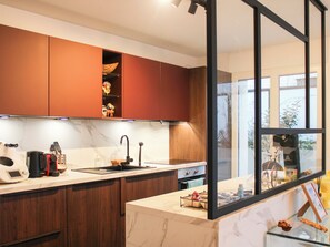 Fridge, oven, dishwasher, coffee/tea maker