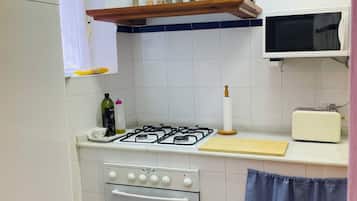 Microondas, horno, parrilla de estufa y utensilios de cocina