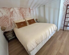 1 chambre, fer et planche à repasser, lit de bébé portatif, Wi-Fi