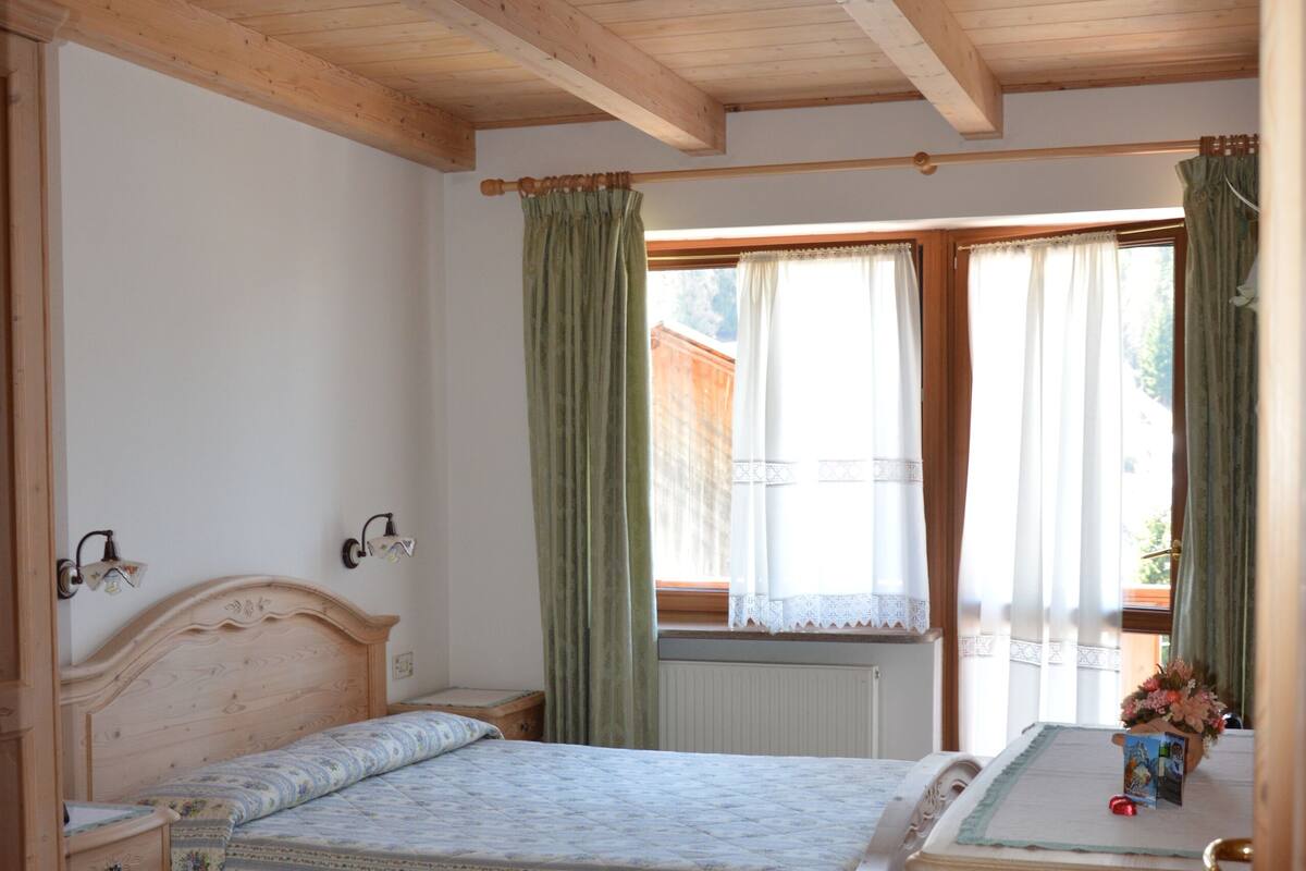 Romantiskt dubbelrum | Värdeförvaringsskåp på rummet, skrivbord och arbetsyta för laptop