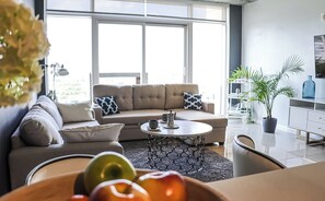 Smart TV, books - Luxury Midtown Miami Apartment - Walk to Wynwood & Design District (Miami)