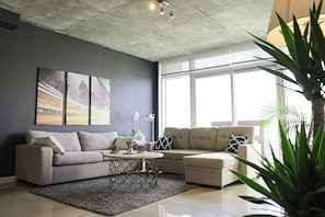 Smart TV, books - Luxury Midtown Miami Apartment - Walk to Wynwood & Design District (Miami)