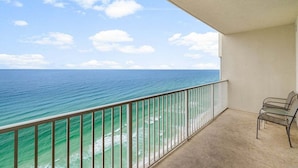 Un balcon avec vue sur l’océan.