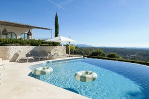 Een verwarmd zwembad