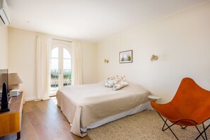 6 chambres, fer et planche à repasser, accès Internet, draps fournis