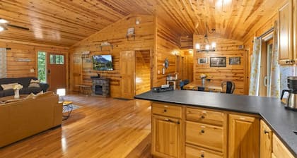 Honeybee Hideaway | Hot-Tub, Game Rm, Pond