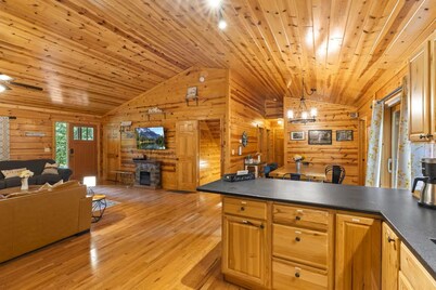 Honeybee Hideaway | Hot-Tub, Game Rm, Pond