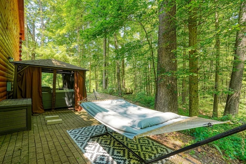 Honeybee Hideaway | Hot Tub, Game Room, Pond