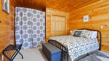 4 bedrooms, desk, iron/ironing board, free WiFi