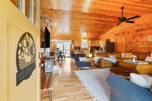 Honeybee Hideaway | Hot-Tub, Game Rm, Pond