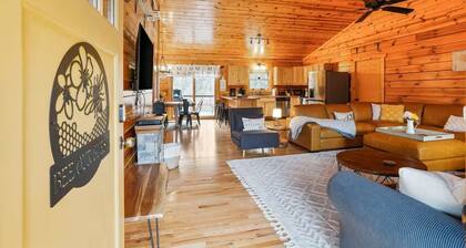 Honeybee Hideaway | Hot Tub, Game Room, Pond