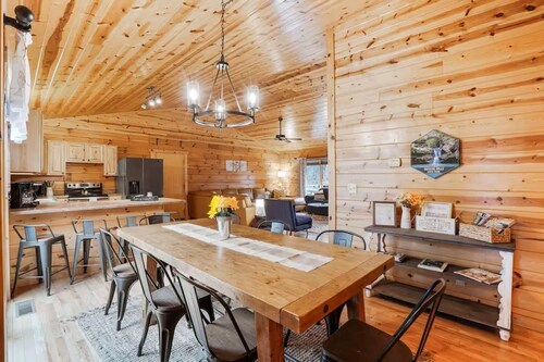 Honeybee Hideaway | Hot Tub, Game Room, Pond