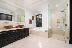 Chuveiro, banheira de hidromassagem, secador de cabelo, toalhas de banho