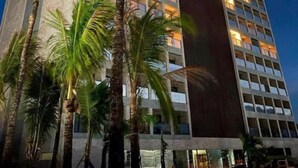 A tall hotel with multiple floors, featuring a prominent vertical section and numerous windows. - SMART apartment. High floor 14. Balcony with sea view. Salinas Premium Resort. (Salinópolis)