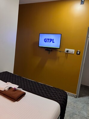 Dobbeltrom – deluxe | Skrivebord for bærbar PC, wi-fi (inkludert) og sengetøy