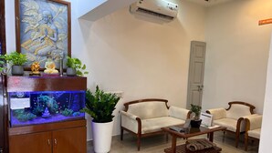 تلفزيون إل إي دي بحجم 32-بوصة يعرض قنوات تلفزيونية رقمية