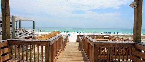 コンドミニアム キングベッド 1 台ソファーベッド付き (Chateau La Mer #15B) | 施設の敷地