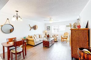 콘도, 킹사이즈침대 1개 및 소파베드 (Chateau La Mer #15B) | 거실 공간