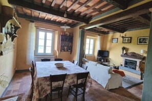 Interior - Charming Oasis in Tuscany: Historic Spaces with Private Jacuzzi (Coreglia Antelminelli)