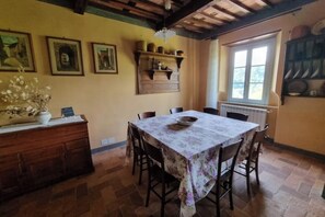 Dining - Charming Oasis in Tuscany: Historic Spaces with Private Jacuzzi (Coreglia Antelminelli)