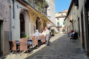 Outdoor dining - Charming Oasis in Tuscany: Historic Spaces with Private Jacuzzi (Coreglia Antelminelli)