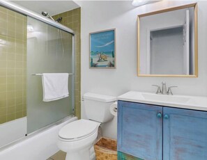 Secador de pelo, toallas, jabón, papel higiénico