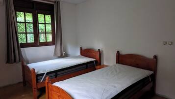 2 habitaciones, tabla de planchar con plancha y ropa de cama