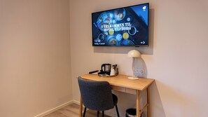 Deluxe Double or Twin Room | Desk, laptop workspace, free WiFi, bed sheets - Hotel Ulfborg (Ulfborg)