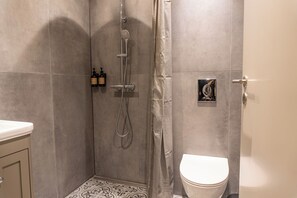 Superior Double Room | Bathroom | Hair dryer, towels, soap, shampoo - Hotel Ulfborg (Ulfborg)