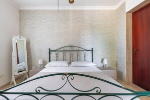 1 slaapkamer, een strijkplank/strijkijzer