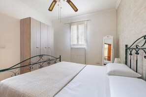 1 chambre, fer et planche à repasser