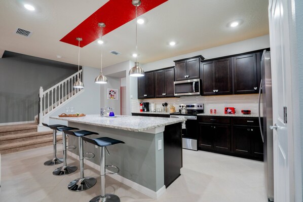 Kjøleskap, mikrobølgeovn, ovn og kokeplater