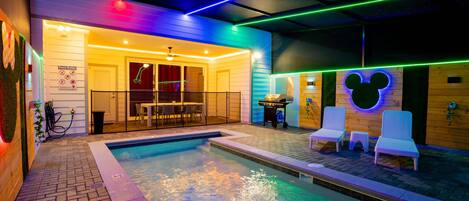 حمّام سباحة مُدفَّأ