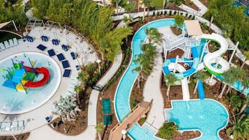 Utendørsbasseng og et oppvarmet basseng