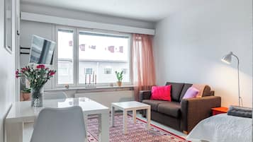 Studio Confort, balcon, vue ville | Coin séjour | TV connectée de 43 pouces avec chaßnes par cùble