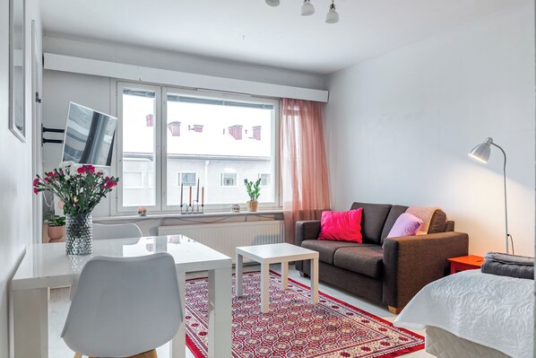 คอมฟอร์ทสตูดิโอ, ระเบียง, วิวเมือง | บริเวณนั่งเล่น | สมาร์ททีวี 43 นิ้ว พร้อมช่องเคเบิล