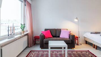 Studio Confort, balcon, vue ville | Coin séjour | TV connectée de 43 pouces avec chaßnes par cùble