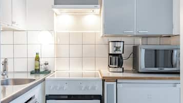 Studio tiện nghi đơn giản, ban công, quang cảnh thành phố | Bếp riêng | Dụng cụ pha cà phê/trà, ấm điện, lò nướng bánh mì