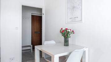 Comfort-studio, parveke, kaupunkinäköala | Silitysrauta/-lauta, ilmainen Wi-Fi