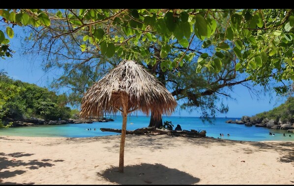 Beach -
Fairway Estate Drax Hall. 10 mins to Ochi. 4 beds 3 bath house. Private Beach (Drax hall)