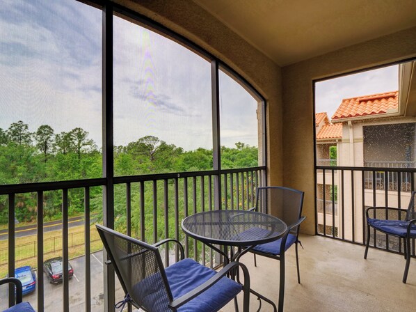 Outdoor dining - Charming 2-bedroom apartment with WiFi, fitness room in fabulous Davenport (Davenport)