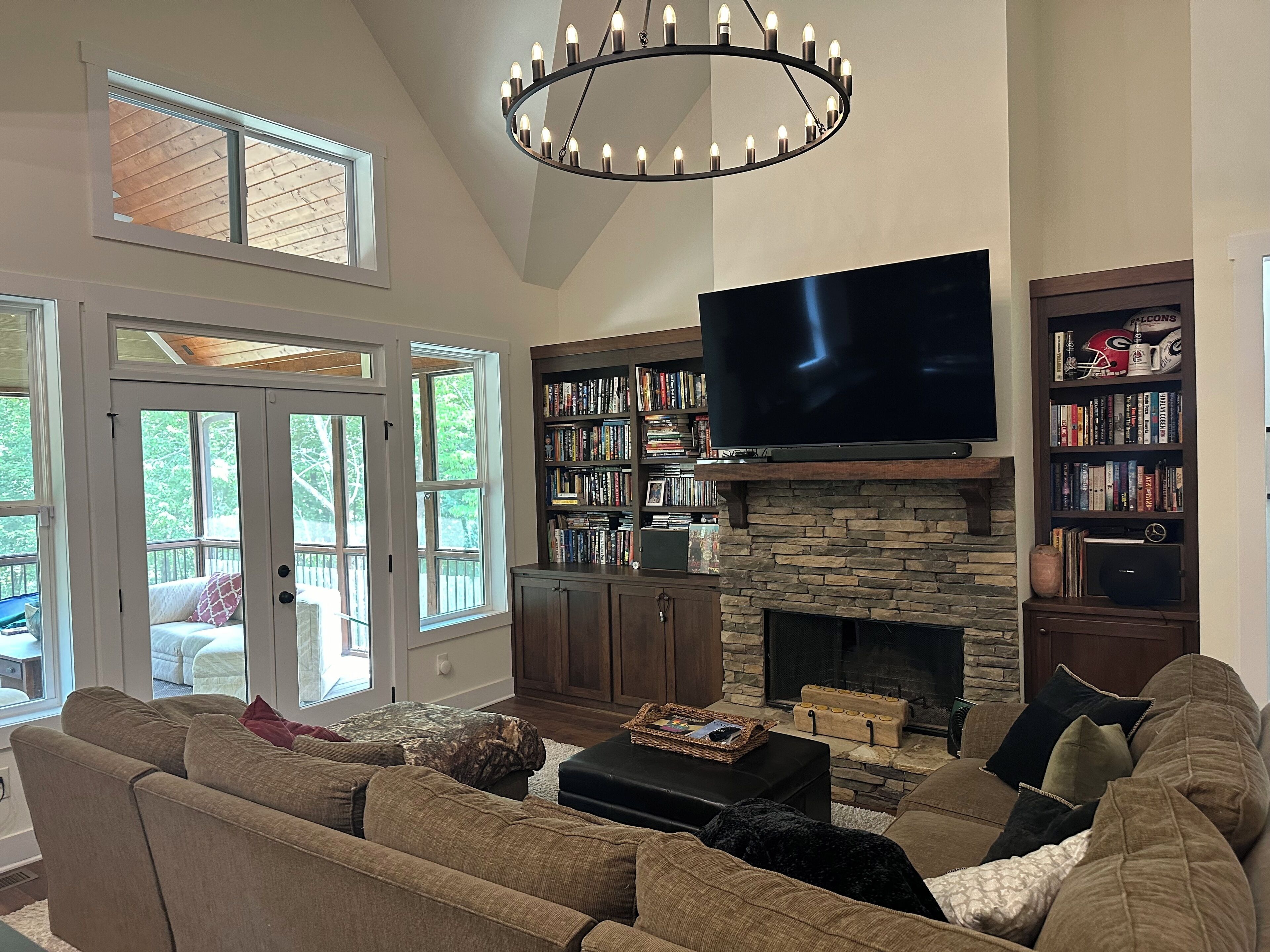 TV connectée, cheminée, lecteur de DVD, livres
