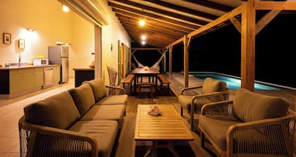 Villa Jacaranda with a swimming pool overlooking the sea and spacious rooms