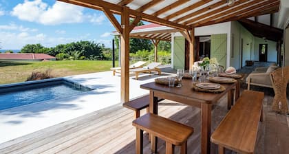 Villa Jacaranda with a swimming pool overlooking the sea and spacious rooms