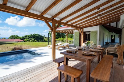Villa Jacaranda with a swimming pool overlooking the sea and spacious rooms